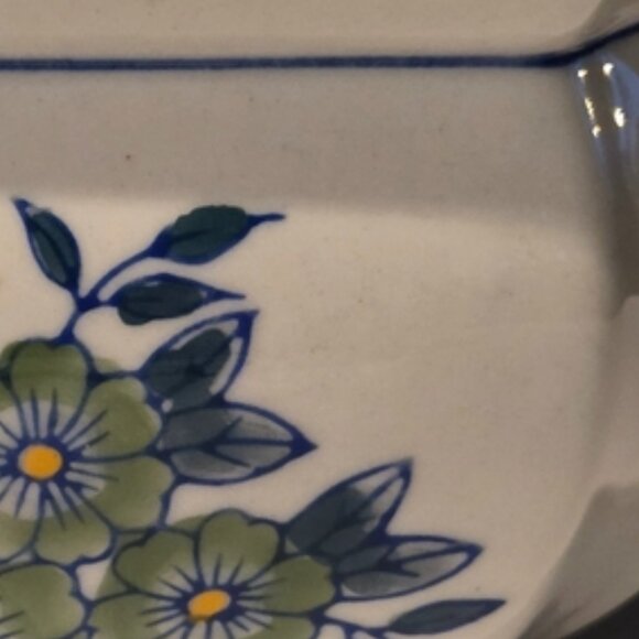 Elegant Blue/Green on White Floral Ceramic Planter with Blue Trim - Picture 4 of 6